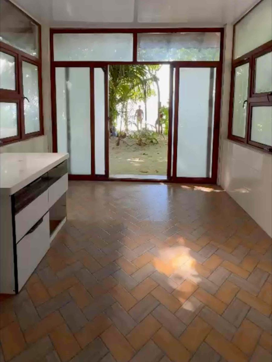 Kudafari Beach House – separate Küche, Blick von innen zum Strand